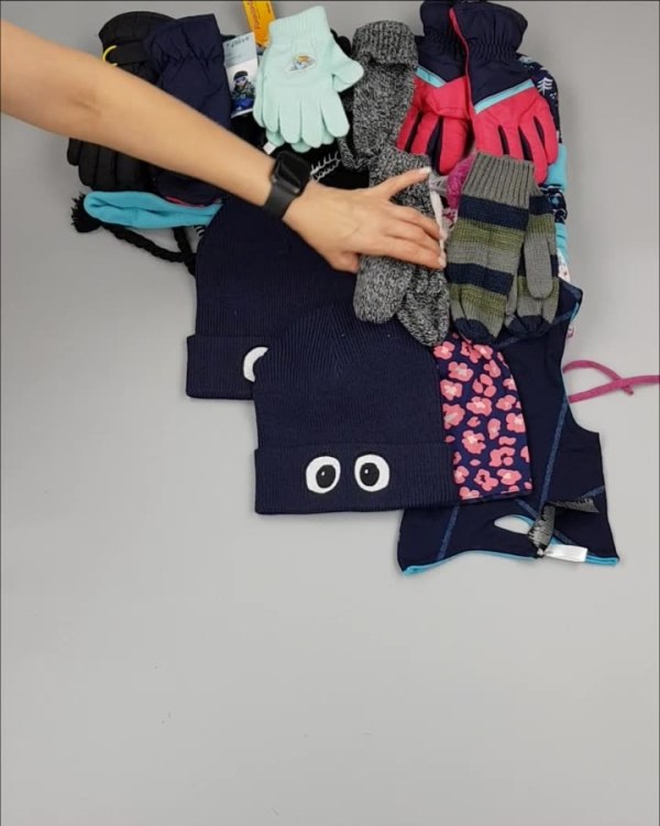 Фотография  956 - Шапки, шарфы, перчатки детские СТОК#3 кг, ЛОТ №2452 оптом в Воронеже и Воронежской области