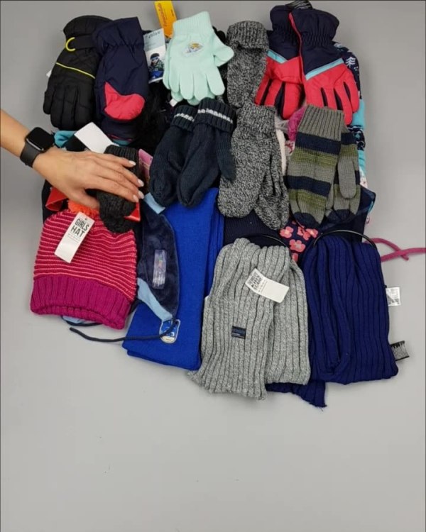 Фотография  994 - Шапки, шарфы, перчатки детские СТОК#3 кг, ЛОТ №2452 оптом в Воронеже и Воронежской области